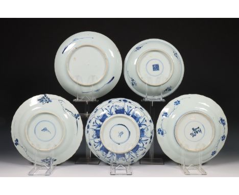China, vijf blauw-wit porseleinen borden, Kangxi en Qianlong periode (1662-1795), twee gedecoreerd met bloemenmand, drie met 