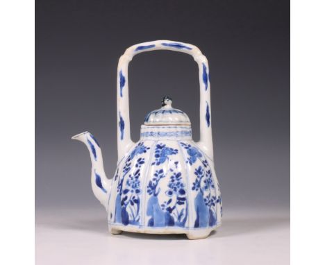 China, blauw-wit porseleinen theepot, Kangxi periode (1662-1722), de gelobde conische zijden met opstaande greep, beschilderd