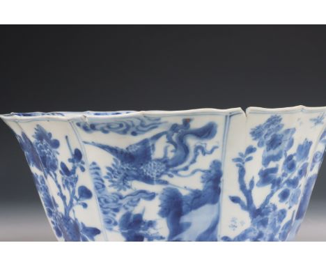 China, blauw-wit porseleinen kom, Kangxi periode (1662-1722), de geribde zijden gedecoreerd met vakken met mythologische dier