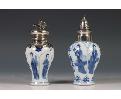 China, zilvergemonteerde blauw-wit porseleinen strooier en een theebusje, Kangxi periode (1662-1722), het zilver 19e eeuw, be