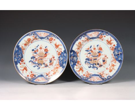 China, paar Imari porseleinen borden, 18e eeuw, beide gedecoreerd met een bloemenmand en antiquiteiten diam. 25,2 cm Provenan