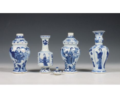 China, vier blauw-wit porseleinen vaasjes, Kangxi periode (1662-1722), alle beschilderd met elegante dames, bestaande uit een