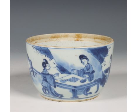 China, blauw-wit porseleinen kom, Kangxi periode (1662-1722), beschilderd met dames die weiqi spelen in een doorlopende tuin,