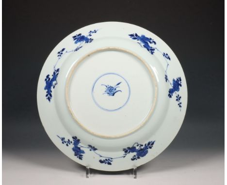 China, blauw-wit porseleinen schotel, Kangxi periode (1662-1722), gedecoreerd met bloementuin, de rand met bloemen op decorat
