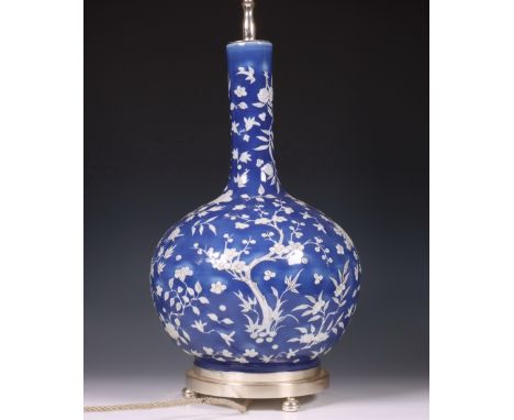 China, blauw-wit porseleinen balustervaas gemonteerd als lamp, 20e eeuw, gedecoreerd met prunus, chrysant en pioenroos op een