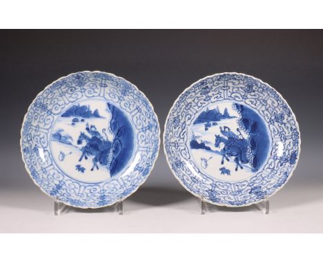 China, paar blauw-wit porseleinen 'Joosje te paard 'borden, Kangxi periode (1662-1722), beide gedecoreerd met jagers te paard