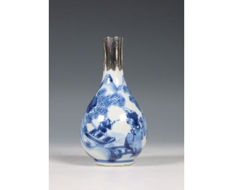 China, zilvergemonteerd blauw-wit porseleinen puntvaasje, Kangxi periode (1662-1722), het zilver later, gedecoreerd met figur