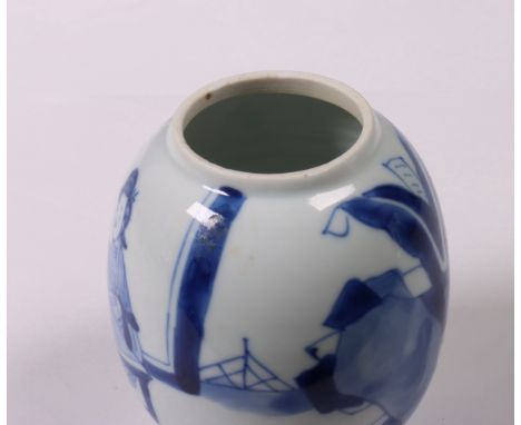 China, paar blauw-wit porseleinen theebusjes en deksels, Kangxi periode (1662-1722), beide beschilderd met elegante dames die