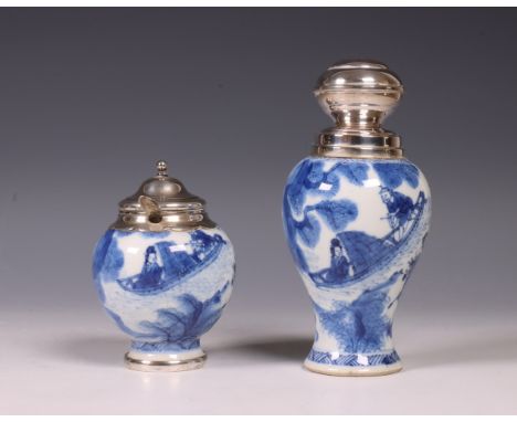 China, zilvergemonteerde blauw-wit porseleinen theebus en mosterdpot, Kangxi periode (1662-1722), het zilver later, beide bes
