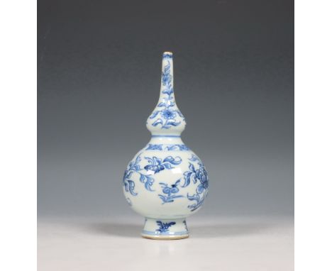 China, blauw-wit porseleinen sprenkelaar, Kangxi periode (1662-1722), het kalebasvormige flesje beschilderd in lineaire stijl