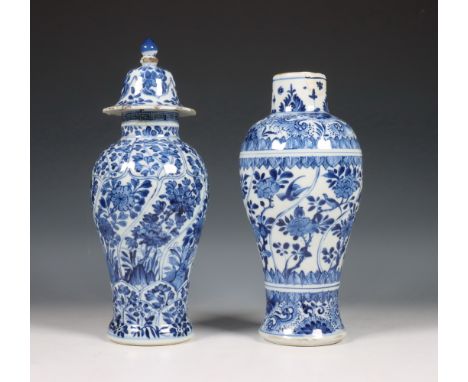 China, twee blauw-wit porseleinen vazen en een deksel, Kangxi periode (1662-1722), beide in balustervorm en beschilderd met b