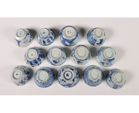 China, collectie blauw-wit porseleinen koppen en schotels, meestens Kangxi periode (1662-1722), bestaande uit een set van dri