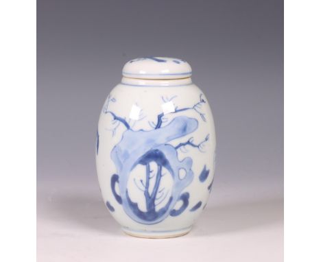 China, blauw-wit porseleinen theebusje en deksel, Kangxi periode (1662-1722), gedecoreerd met dames die weiqi spelen en jonge