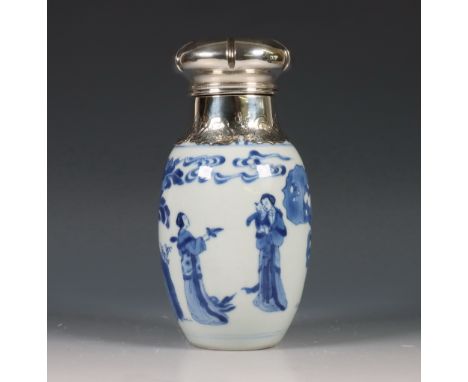 China, zilvergemonteerd blauw-wit porseleinen theebusje, Kangxi periode (1662-1722), het zilver met meesterteken J.G. Meijer,