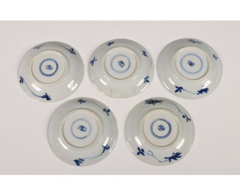 China, twee sets blauw-wit porseleinen koppen en schotels, Kangxi periode (1662-1722), bestaande uit een set van vier koppen 