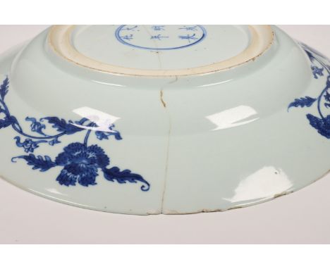 China, blauw-wit porseleinen schotel, Kangxi periode (1662-1722), gedecoreerd met bloembladvormige panelen beschilderd met ch