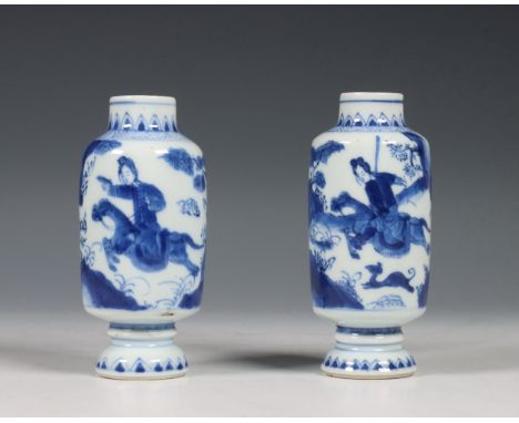 China, paar kleine blauw-wit porseleinen vaasjes, Kangxi periode (1662-1722), de cilindrische zijden gedecoreerd met ruiters 