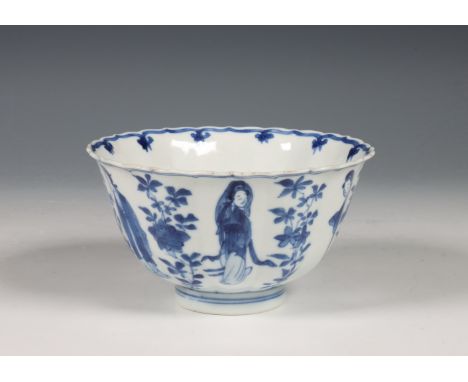 China, blauw-wit porseleinen kom, Kangxi periode (1662-1722), de geschulpte zijden afwisselend gedecoreerd met elegante dames