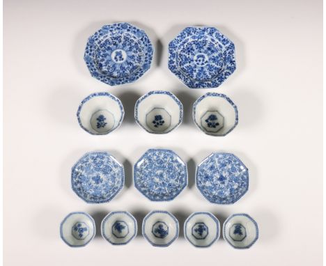 China, collectie blauw-wit porseleinen kantige koppen en schotels, Kangxi periode (1662-1722) en later, bestaande uit een paa