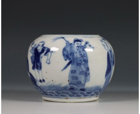 China, blauw-wit porseleinen vaasje, 19e eeuw, beschilderd met de acht onsterfelijken, apocrief Kangxi merk (bodem doorboord)