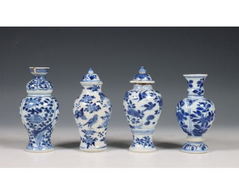China, vier blauw-wit porseleinen vaasjes, Kangxi periode (1662-1722), alle gedecoreerd met bloemen en verschillend van vorm 