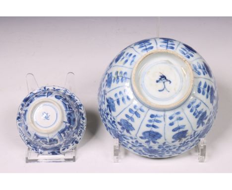 China, blauw-wit porseleinen kom, een theekom en een schotel, Kangxi periode (1662-1722) en 19e eeuw, de kom gemodelleerd met