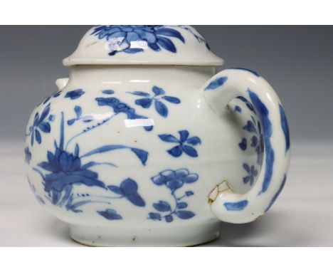 China, paar blauw-wit porseleinen theepotten en deksels, Kangxi periode (1662-1722), beide bolvormige theepotjes gedecoreerd 