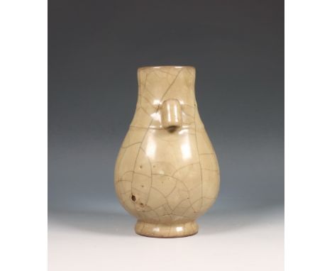 China, celadon porseleinen 'arrow' vase, 20e eeuw, peervormig met twee opengewerkte grepen, geheel bedekt met een grijsgroen 