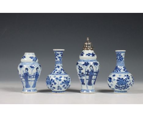 China, twee paar blauw-witte porseleinen vaasjes, Kangxi periode (1662-1722), een paar flesvormig en beschilderd met bloemen,