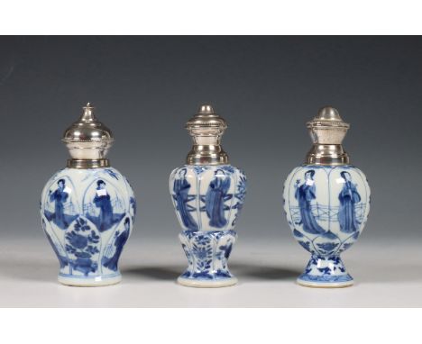 China, drie zilvergemonteerde blauw-wit porseleinen theebusjes, Kangxi periode (1662-1722), het zilver later, alle gemodellee