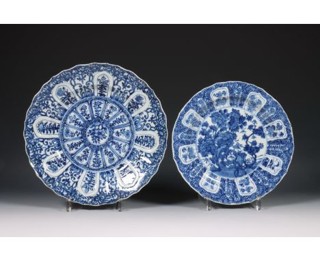 China, twee blauw-wit porseleinen borden, Kangxi periode (1662-1722) of later, verschillend gedecoreerd met centraal bloemenp