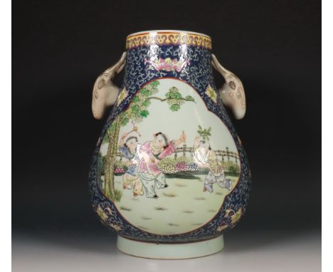 China, famille rose porseleinen vaas gemonteerd als lamp, 20e eeuw, de bolle zijden gedecoreerd met panelen met jongetjes op 