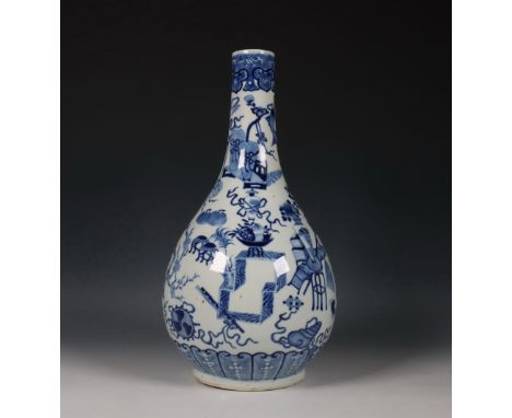 China, blauw-wit porseleinen fles, 19e eeuw, gedecoreerd met kostbaarheden en boeddhistische symbolen (bodem ontbreekt) h. 35