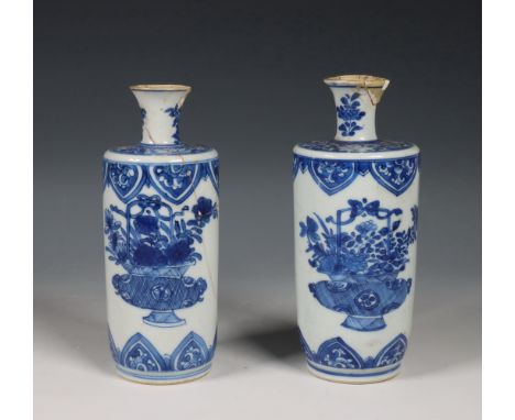 China, twee blauw-wit porseleinen vaasjes, Kangxi periode (1662-1722), beide beschilderd met bloemenmand tussen rijen met bla