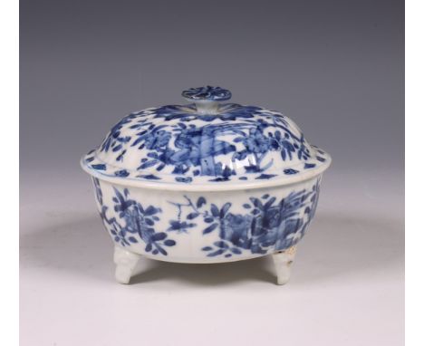 China, blauw-wit porseleinen dekselpotje, Kangxi periode (1662-1722), de geribde zijden en deksel gedecoreerd met een fazant 