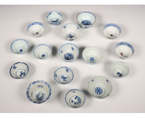China, collectie blauw-wit porseleinen koppen en schotels, meestens Kangxi periode (1662-1722), bestaande uit een set van dri