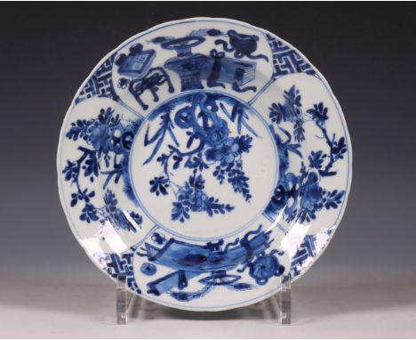 China, diep blauw-wit porseleinen bordje, Kangxi periode (1662-1722), gedecoreerd met centraal bloemenpaneel omgeven door vak