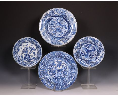 China, vier blauw-wit porseleinen diepe gelobde borden, Kangxi periode (1662-1722), twee kleinere en twee grotere borden, ver