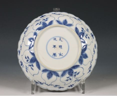 China, gemodelleerd blauw-wit porseleinen bordje, Kangxi periode (1662-1722) beschilderd met een centrale figurenscène en omg