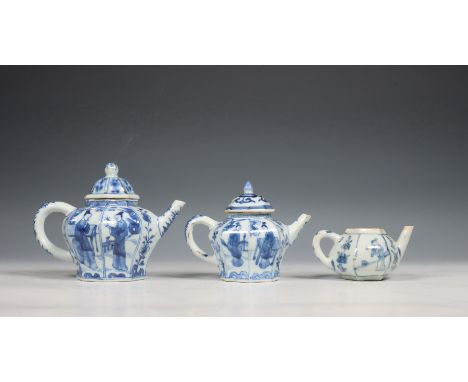 China, drie blauw-wit porseleinen kantige theepotjes en twee deksels, Kangxi periode (1662-1722), alle gedecoreerd met elegan