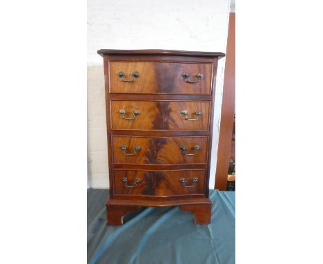A Serpentine Front Mahogany Chest of Four Drawers with Bracket Feet, 51cm Wide and 79cm High 