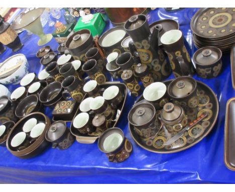 QUANTITY OF DENBY WARE INCLUDING CASSEROLES, DINNER PLATES, SERVING TRAYS, COFFEE POT, CRUET SET, TEA CUPS AND SAUCERS ETC