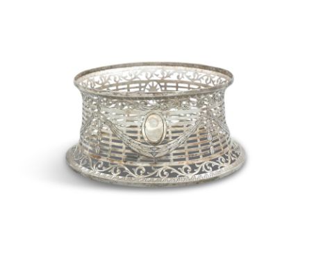 ***PLEASE NOTE DATE INCORRECT IN PRINTED CATALOGUE*** AN IRISH VICTORIAN SILVER DISH RING, by F. Johnson, Dublin c. 1908, spo