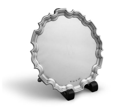 A MODERN SILVER PIECRUST WAITER, Sheffield c.1992, mark of Laurence R Watson &amp; Co, of shaped circular form, plain centre,