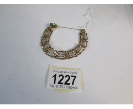 A 9ct gold 4 bar gate bracelet with padlock, 10 gms
