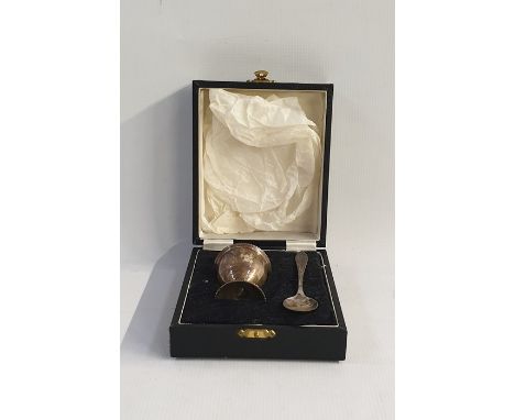 Cased silver eggcup and teaspoon, Birmingham 1967Condition ReportBoth items are assay-marked with' B&Co'  (1967) No visible m