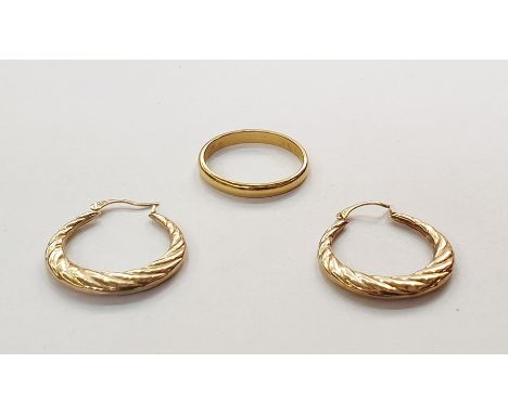 22ct gold wedding ring, 3.1g approx and a two gold-coloured metal hollow hoop-pattern earrings 