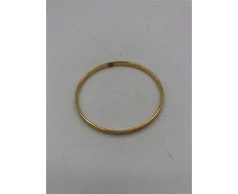 A gold bangle 13.4g