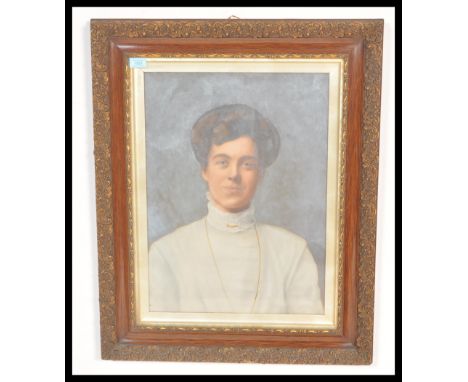 A good quality early 20th Century mahogany picture frame having gilt scrolled decoration with portrait of lady to centre. Mea