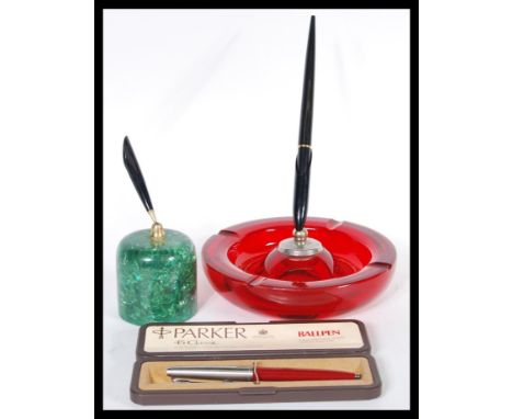 A rare vintage retro 20th Century 1970's Whitefriars Parker pen pen holder stand and ashtray in a cranberry red. The bubble c